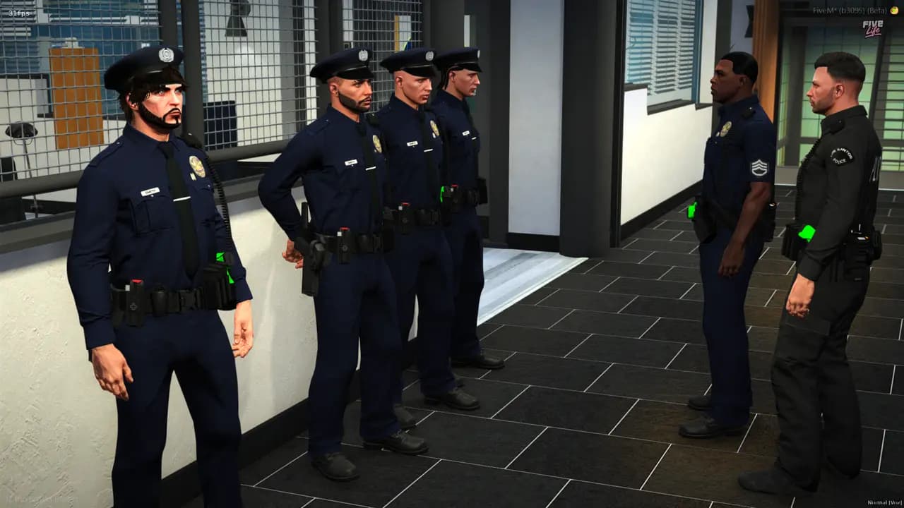 Agentes de FiveLife RP reunidos dentro de una comisaría